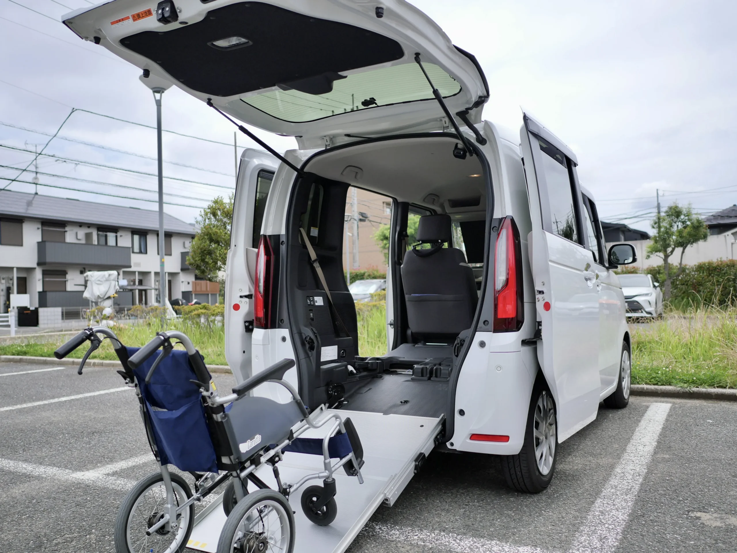 介護タクシーと車いす
